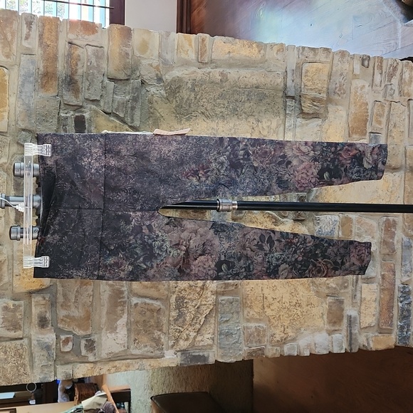 M. Rene Abstract Floral Print Leggings - Picture 4 of 7